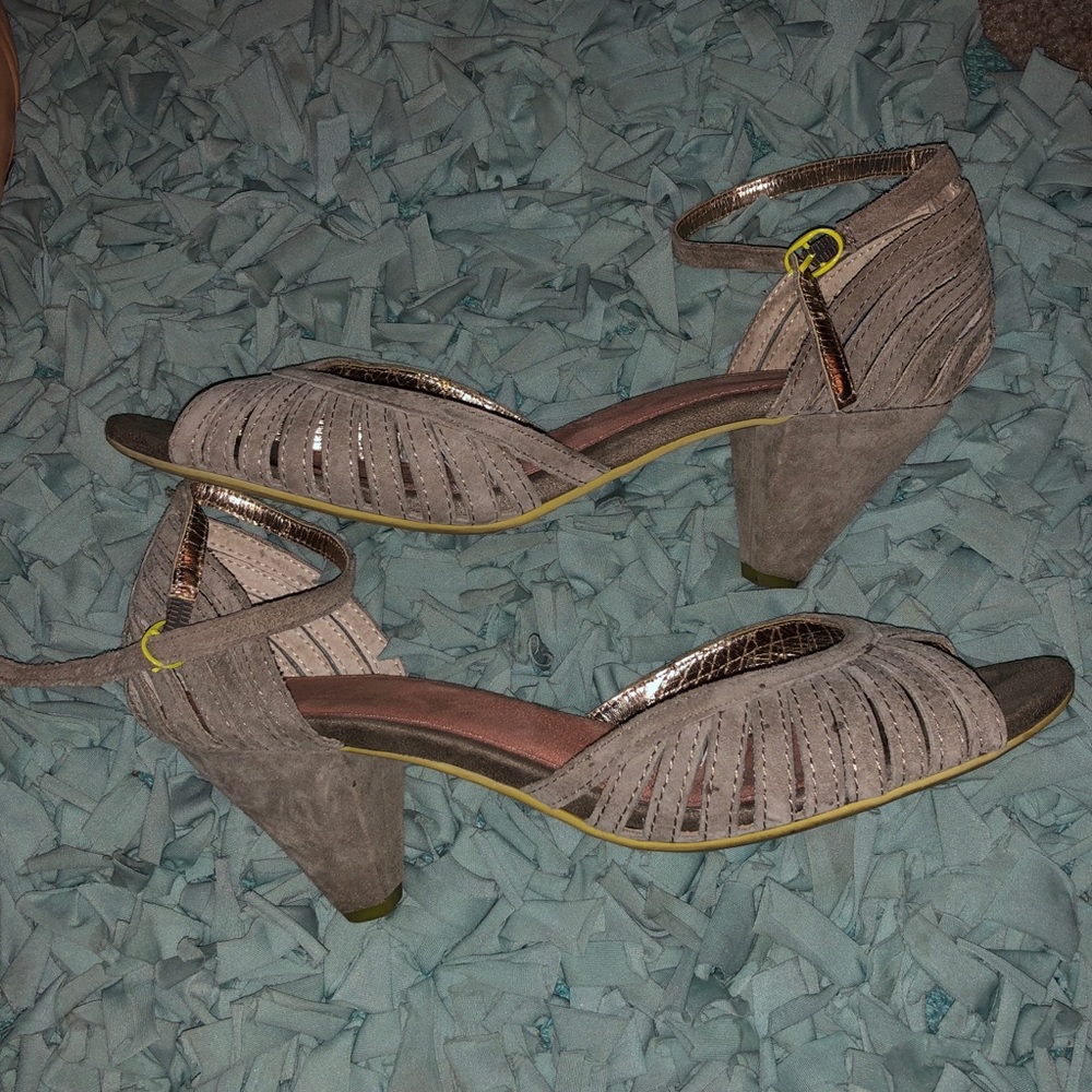 Seychelles Heritage gray pump